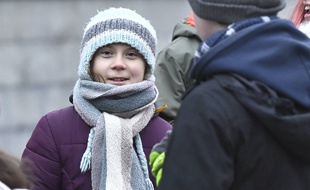 Greta Thunberg manifeste le 3 janvier 2020 à Stockholm devant le parlement.