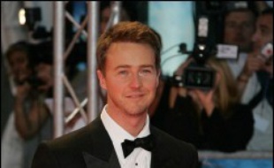 Le festival du cinéma américain de Deauville s'est ouvert vendredi soir avec la projection de "L'Illusionniste", en présence de son acteur vedette Edward Norton, avant d'accueillir samedi Oliver Stone, auteur du film événement "World Trade Center".