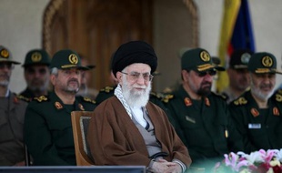 Photo officielle de l'ayatollah Ali Khamenei lors d'une visiste d'un collège militaire à Téhéran, le 20 mai 2015