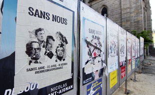 Place Sainte-Anne à Rennes, les affiches officielles des candidats à l'élection présidentielle ont été recouvertes par des appels à manifester.