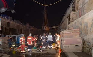 Un homme est entre la vie et la mort après une lourde chute dans le port.