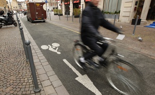 Un vélo dans le centre-villde de Lille (archives)