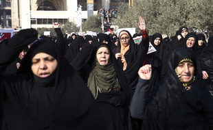 En Iran depuis ce jeudi 28 décembre 2017, manifestants prorégime et antirégime défilent dans les rues de plusieurs villes du pays, touché par le chômage et l'inflation.