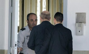 L'ex-Premier ministre israélien Ehud Olmert à son arrivée le 15 février 2016 à la prison de Maasiyahu à Ramle