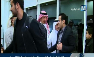 Image extraite de la télévision officielle saoudienne montrant des personnes présentées comme des personnels de l'ambassade d'Arabie saoudite à Téhéran de retour dans leur pays, le 4 janvier 2016