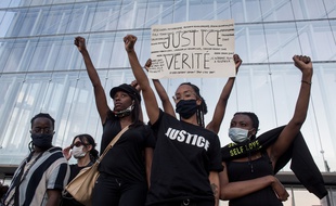 Des manifestants devant le Tribunal de Paris, lors du rassemblement en mémoire d'Adama Traoré et George Floyd ce mardi 2 juin
