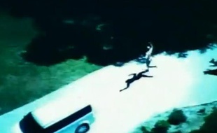 Capture d'écran de la vidéo d'une course poursuite entre le police d'Irvine, Californie, et un voleur de voiture nu.