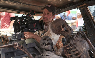 Plus de 15 ans après son premier film « L'Armée des morts », Zack Snyder revient aux zombies avec « Army of the Dead » (oui c'est le même titre)