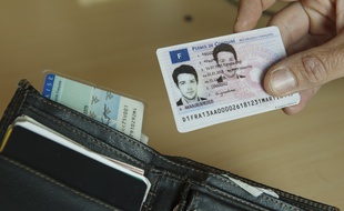 Paris le 15 septembre 2013. Illustration nouveau permis de conduire format carte de credit.