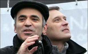 Des milliers de manifestants de l'opposition et de sympathisants pro-Kremlin sont attendus samedi à Moscou, où plusieurs rassemblements doivent se tenir à la mi-journée, au milieu d'un important dispositif policier.