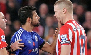 Diego Costa s'en prend à Ryan Shawcross lors de la défaite de Chelsea sur la pelouse de Stoke Coty (1-0), le 7 novembre 2015.