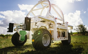Le robot enjambeur Ted, dernière invention de la start-up toulousaine Naïo Technologies.