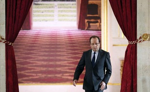 François Hollande arrive dans la salle de réception de l'Elysée pour sa conférence de presse semestrielle le 16 mai 2013.