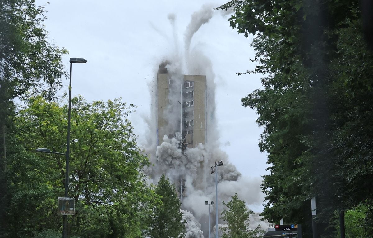 Nord : Les images impressionnantes du foudroyage de la Tour Kennedy à proximité de Lille