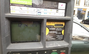 Strasbourg, le 15 février 2016. - La ville de Strasbourg confirme le stationnement payant entre 12h et 14h mais désormais on peut occuper sa place pendant 2h30 à la pause déjeuner dans les zones rouge et orange.