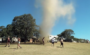 En plein festival musical, des festivaliers se jettent dans une tornade, près de Melbourne en Australie, le 26 novembre 2015.