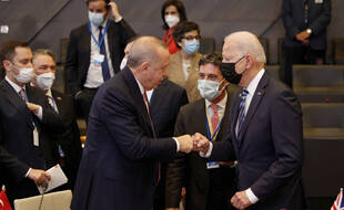Le président turc Recep Tayyip Erdogan et son homologue américain Joe Biden en marge du sommet de l'Otan à Bruxelles, le14 juin 2021.