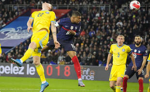 Contre le Kazakhstan, Mbappé a marqué d'une superbe tête décroisée.