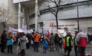 Paris, le 20 novembre 2014, parents et enseignants se sont mobilisés devant le rectorat pour que les 41 établissements parisiens ne sortent pas du Réseaux d'2ducation prioritaire.