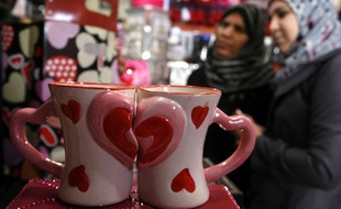 Des Palestiniennes devant des objets de la Saint-Valentin, le 13 février 2012 à Rafah dans le sud de la bande de Gaza.