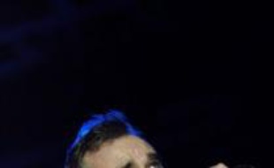 Le chanteur britannique Morrissey, ancien membre du groupe The Smiths, a entamé une procédure en justice contre un hebdomadaire britannique spécialisé qu'il accuse de l'avoir présenté comme étant raciste pour gonfler ses ventes, a-t-il annoncé.