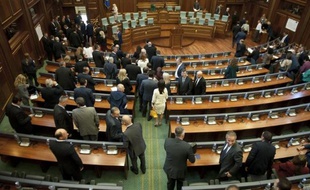 Les députés quittent le parlement du Kosovo à la fin d'une session, le 18 septembre 2014