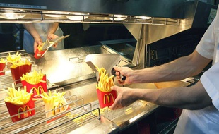 Des frites dans un restaurant McDonald's.