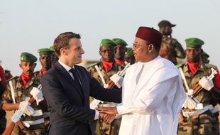 Emmanuel Macron et le président nigérien Mahamadou Issoufou, le 22 décembre 2019 à Niamey.