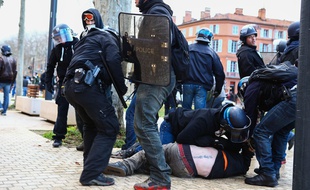 Une des interpellations de samedi devant le Palais de justice de Toulouse.