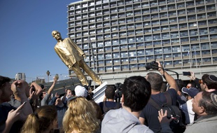 A peine érigée, une statue dorée représentant Benyamin Netanyahou a été détruite le 6 décembre 2016 à Tel Aviv (Israël).