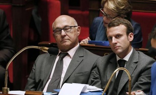 Les ministres des Finances Michel Sapin (G) et de l'Economie Emmanuel Macron à l'Assemblée le 5 novembre 2014