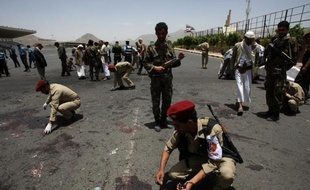 Près de 100 soldats ont été tués lundi dans un attentat suicide commis par Al-Qaïda à Sanaa, qui a raté de peu le ministre de la Défense et menacé de frapper à nouveau l'armée engagée dans une vaste offensive contre le réseau extrémiste dans le sud du Yémen.