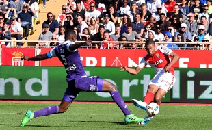 L'attaquant de l'ASM Kylian Mbappé frappe malgré le retour du défenseur du TFC Issa Diop lors d'un match de Ligue 1, le 29 avril 2017 à Monaco.
