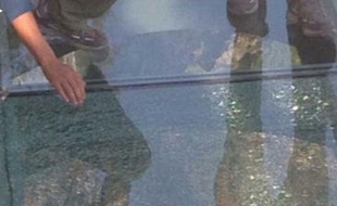 En Chine, un pont en verre suspendu à 180 du sol, craque sous le poids des passants en octobre 2015.