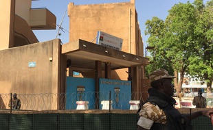 Militaires dans le centre de Ouagadougou (Burkina Faso) le 2 mars 2018.