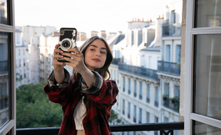 Lily Collins dans "Emily in Paris".