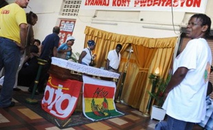Des centaines de Guadeloupéens anonymes et des célébrités politiques venues de métropole ont défilé samedi matin à Pointe-à-Pitre devant le cercueil ouvert du syndicaliste Jacques Bino, tué par balle dans la nuit de mardi à mercredi, a constaté un journaliste de l'AFP.