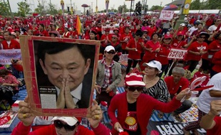 Des chemises rouges, manifestants pro-gouvernementaux, dans les rues de Bangkok le 5 avril 2014