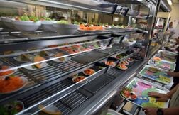 Huit grandes villes bannissent le thon des menus des cantines scolaires