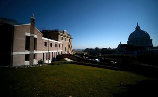 Un escadron d'ouvriers et de jardiniers travaille d'arrache-pied pour aménager la future résidence de Benoît XVI : un ex-monastère sur les hauteurs du Vatican avec vue imprenable sur la coupole de la basilique Saint-Pierre et les toits de la Ville éternelle.