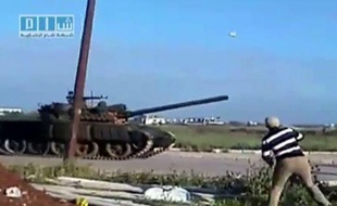 Capture d'une vidéo diffusée sur Youtube le 25 avril 2011 montrant un manifestant lançant un projectile sur un char à Deraa (Syrie).