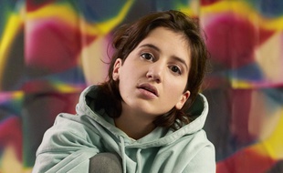 Aloïse Sauvage sort son premier album « Dévorantes ».
