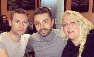 Loana pose avec un candidat de «Qui veut épouser mon fils?» (au milieu) au restaurant.