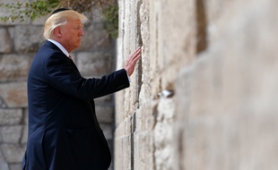 Donald Trump lors de sa venue à Jérusalem s'est rendu au mur des Lamentations, le 22 mai 2017.