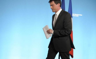 Manuel Valls quitte le pupitre après son allocution au soir du premier tour des élections départementales, le 22 mars 2015 à Paris