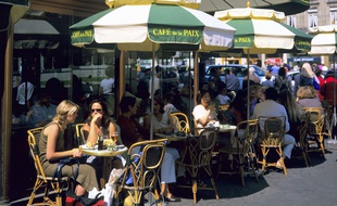 Illustration d'une terrasse à Paris. Ici, le Café de la Paix