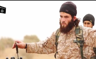 Un djihadiste de Daesh dans la vidéo montrant l'éxécution de Peter Kassig et de pilotes de l'armée syrienne