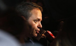 Le ministre du Travail et de la Santé Xavier Bertrand a qualifié d'"attaques indignes" les appels à la démission lancés par un député PS contre la nouvelle secrétaire d'Etat à la Santé Nora Berra, pour ses liens supposés avec l'industrie pharmaceutique sur fond d'affaire Mediator.