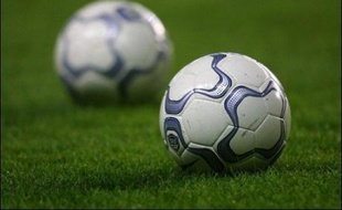 Un Britannique de 49 ans, ex-maire d'une petite ville du Pays de Galles surpris en train d'arbitrer un match de football alors qu'il percevait des allocations pour handicap moteur, a été condamné lundi à quatre mois de prison avec sursis et 200 heures de travaux d'intérêt général.