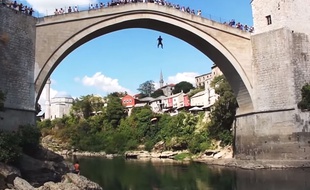 Capture d'écran d'un saut depuis le pont de Mostar (Bosnie-Herzégovine).